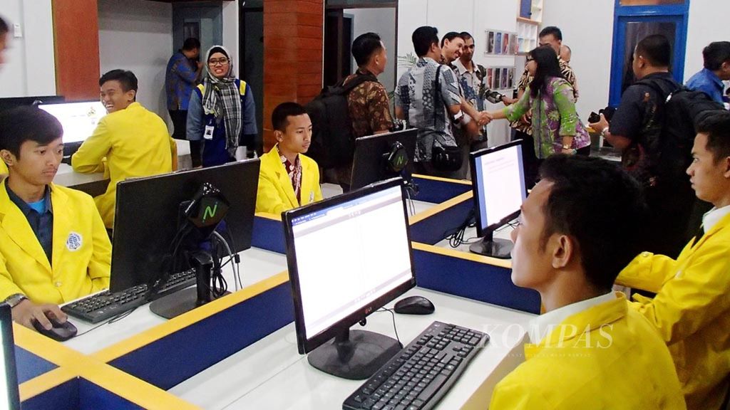 Mahasiswa Universitas Terbuka mencoba Sentra Layanan Universitas Terbuka di Cirebon, Selasa (3/3). Sentra layanan bertujuan memudahkan mahasiswa mengakses informasi dan mengunduh modul perkuliahan di internet. 
