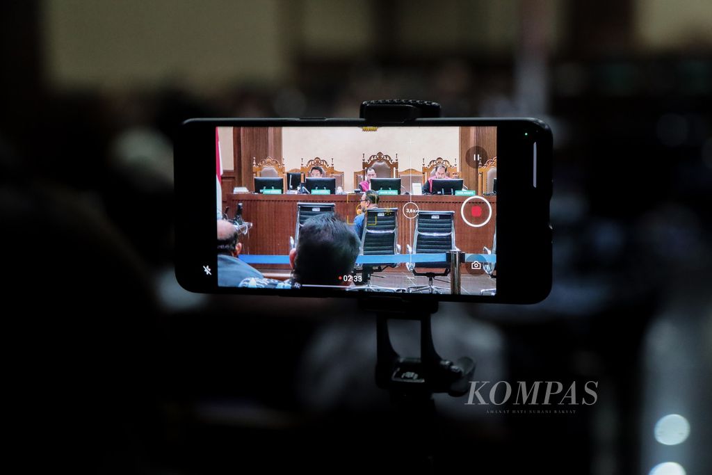 Ponsel seorang wartawan merekam jalannya sidang lanjutan kasus korupsi BTS 4G di Pengadilan Tindak Pidana Korupsi Jakarta, Kamis (25/7/2023). 