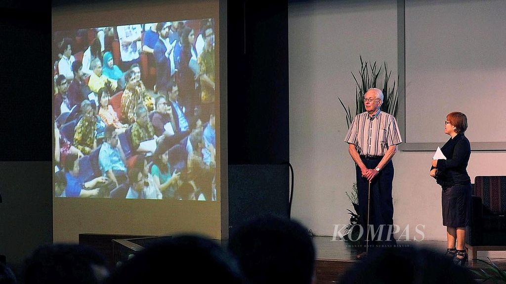 Profesor Sheldon L Glashow (kiri), pemenang Hadiah Nobel Fisika 1979, tengah memberikan kuliah umum di auditorium Universitas Bina Nusantara, Kebon Jeruk, Jakarta, Rabu (8/2) sore. 