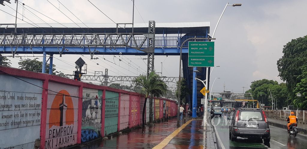Jembatan penyeberangan orang di Jalan Bekasi Timur Raya, Jakarta Timur, beberapa ratus meter dari Stasiun Jatinegara, Kamis (4/5/2023). Jembatan ini menggantikan pelintasan sebidang menuju Jalan Pisangan Baru yang ditutup pada 2019.