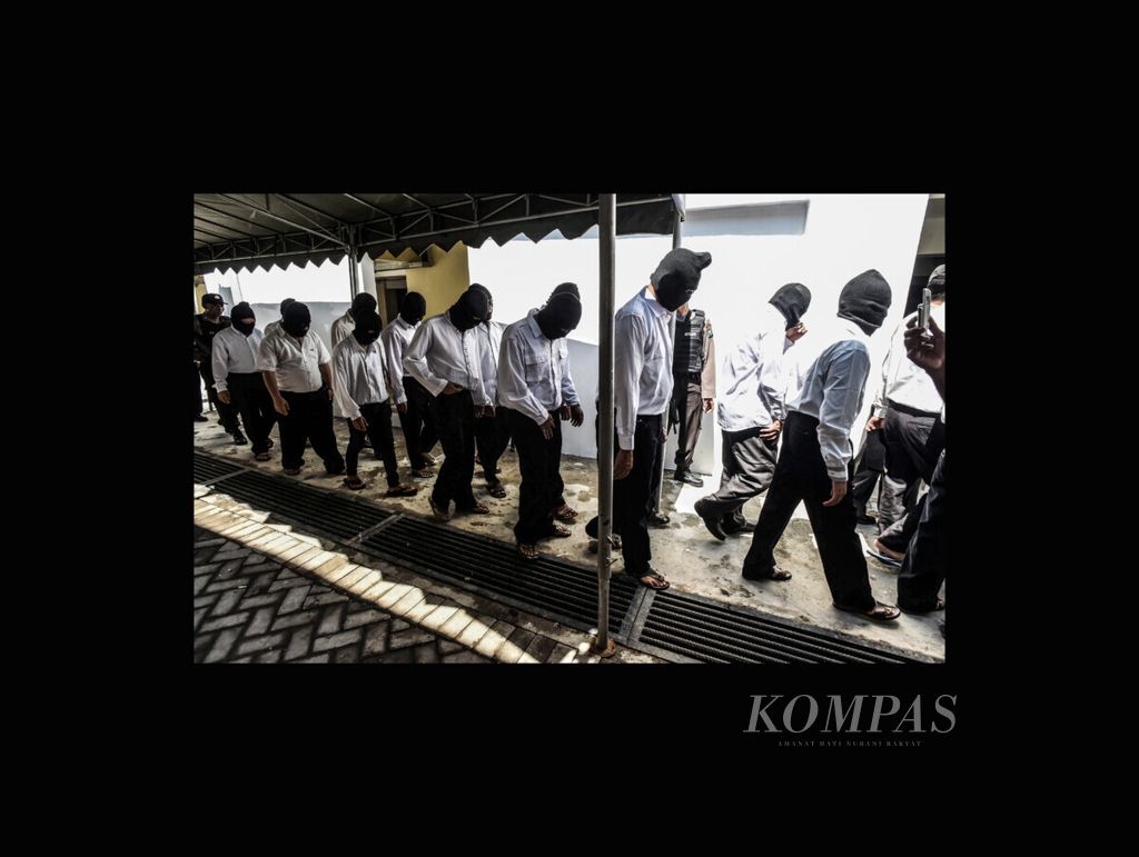 Ilustrasi. Terdakwa kasus penganiayaan dan pembunuhan Salim Kancil dan Tosan tiba di Pengadilan Negeri Surabaya, Kamis (18/2/2016). 