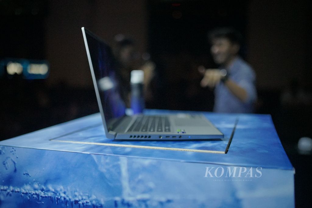 Display of Acer's newest gaming laptop, the Predator Triton Neo 16 at its launch event on Friday (3/5/2024) evening in Jakarta. For a gaming laptop, the Triton Neo has a relatively thin body. This is because this laptop, apart from being marketed to the gamer community, is also aimed at the content creator group.