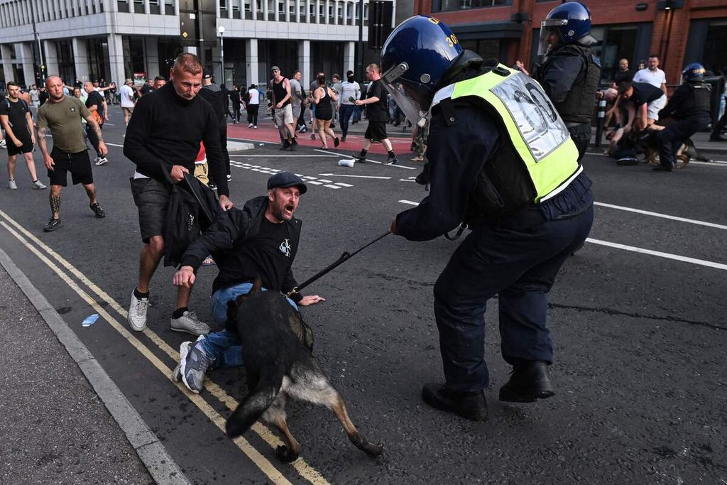 Seekor anjing polisi menggigit pengunjuk rasa ekstrem kanan di Bristol, Inggris, ketika suasana semakin panas dan kerusuhan terjadi pada 3 Agustus 2024.