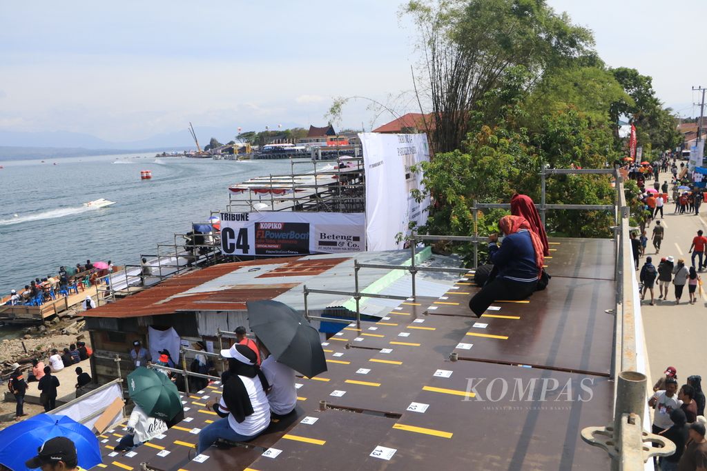 Penonton menyaksikan sesi latihan 1 (free practice 1) Kopiko F1 Power Boat Lake Toba di Balige, Kabupaten Toba, Sumatera Utara, Sabtu (25/2/2023). Pengunjung dari berbagai daerah menikmati perhelatan balap perahu motor paling bergengsi di dunia itu. 