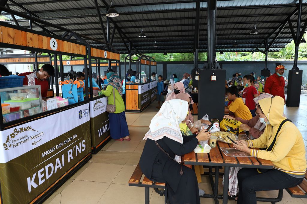 Pasar Wisata Harmoni Keputih yang mulai beroperasi Selasa (31/5/2022) setelah tiga tahun mangkrak. Pemkot Surabaya merekondisi pasar tersebut menjadi pasar wisata dan dilengkapi dengan sentra wisata kuliner.