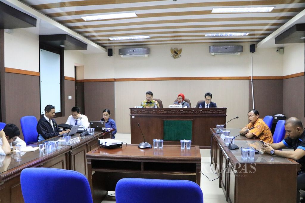 Majelis Komisi Pengawas Persaingan Usaha yang diketuai Sukarmi (tengah) menyatakan dua perusahaan tempat penimbunan pabean tidak bersalah dalam sidang di Medan, Sumatera Utara, Senin (23/10).