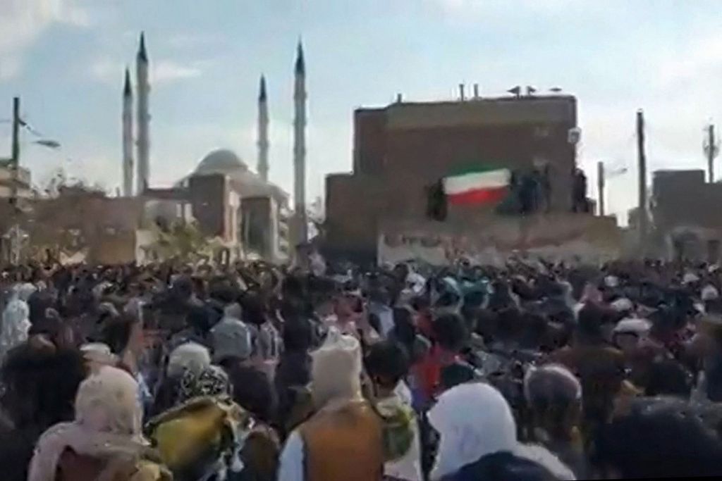 Foto dari potongan video UGC, yang tersedia pada 9 Desember 2022, ini dilaporkan memperlihatkan para pengunjuk rasa berpawai setelah shalat Jumat dan meneriakkan yel-yel "Matilah Basij", "Matilah diktator" di kota Zahedan, Provinsi Sistan-Baluchistan, Iran. 