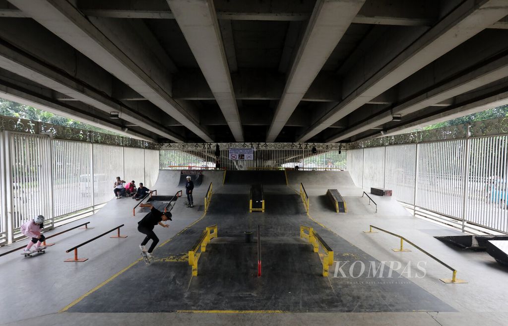 Sejumlah remaja berlatih kemahiran dengan <i>skateboard</i> di Skatepark, Pasar Rebo, Jakarta Timur, Sabtu (3/4/2021). Waktu akhir pekan dimanfaatkan komunitas olahraga <i>skateboard</i> dan BMX untuk berlatih di sarana yang berada di kolong jalan layang Cijantung tersebut. 