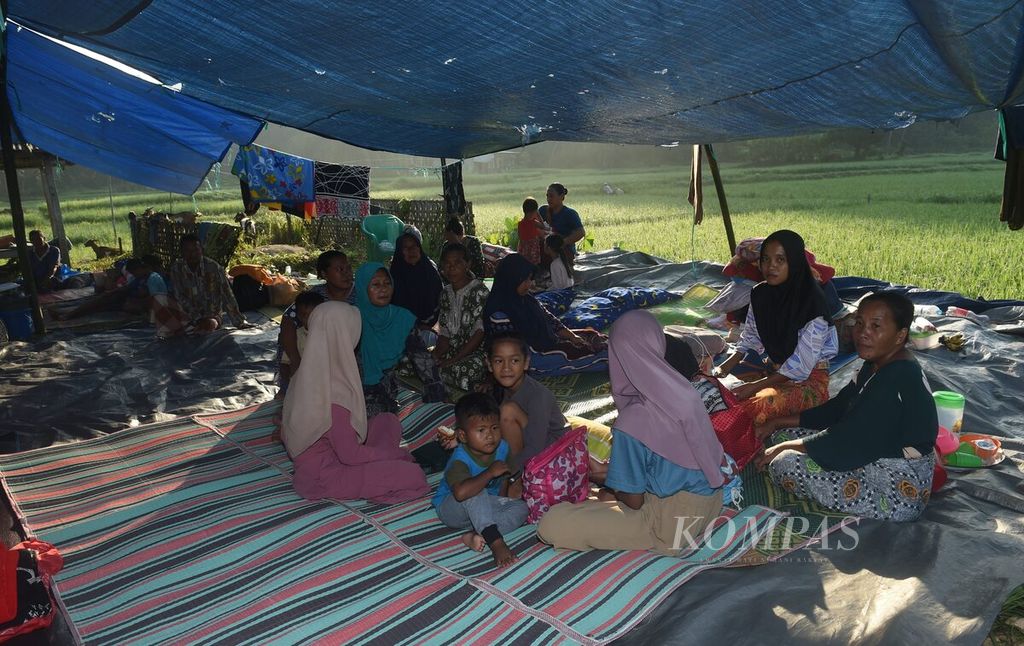Warga berada di pengungsian darurat yang dibangun di Desa Dekat Agung, Kecamatan Sangkapura, Pulau Bawean, Kabupaten Gresik, Jawa Timur, Minggu (24/3/2024). 