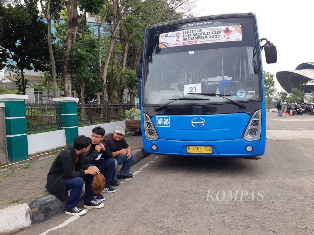 Para penonton laga Piala Dunia U-17 antara Jepang dan Polandia telah menanti sejak pukul 13.00 untuk naik bus pengumpan di Gedung Gedung Budaya Sabilulungan, Soreang, Kabupaten Bandung, Jawa Barat, Sabtu (11/11/2023). Mereka akan menggunakan bus ke Stadion Si Jalak Harupat sekitar pukul 14.00. 