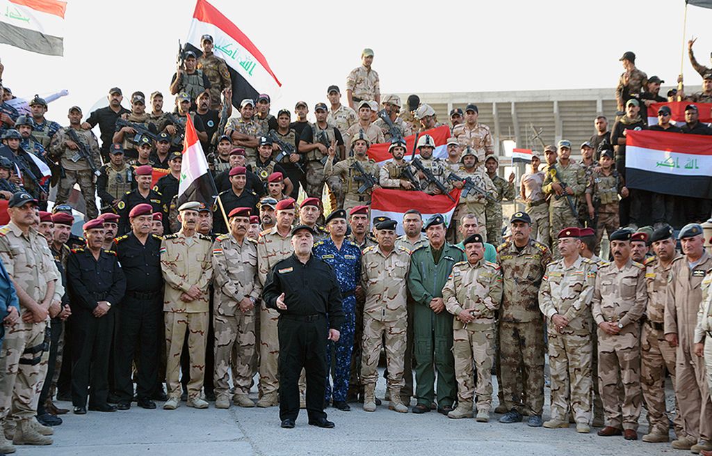 Perdana Menteri Irak  Haider al-Abadi (tengah) mengumumkan kemenangan pasukan Irak atas Negara Islam di Irak dan Suriah (NIIS)  di Mosul, Irak, Senin (10/7).