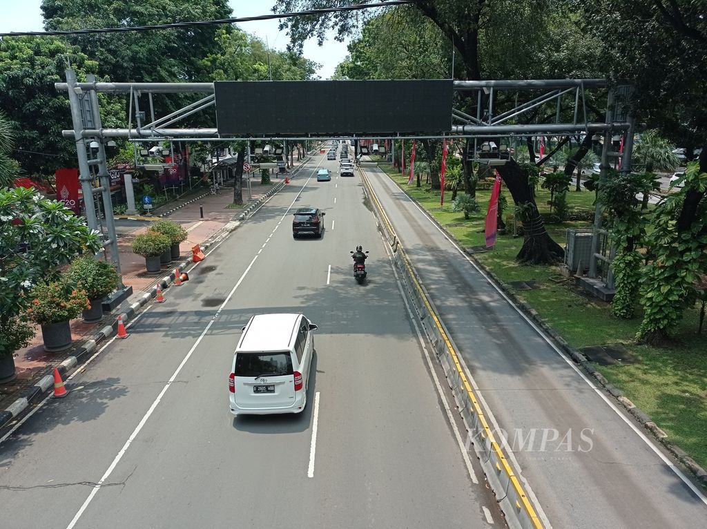 Arus lalu lintas di kawasan Medan Merdeka, Gambir, Jakarta Pusat, Minggu (10/4/2022). Badan Eksekutif Mahasiswa Seluruh Indonesia (BEM SI) akan berunjuk rasa di kawasan Istana Negara, Gambir, Senin (11/4/2022).