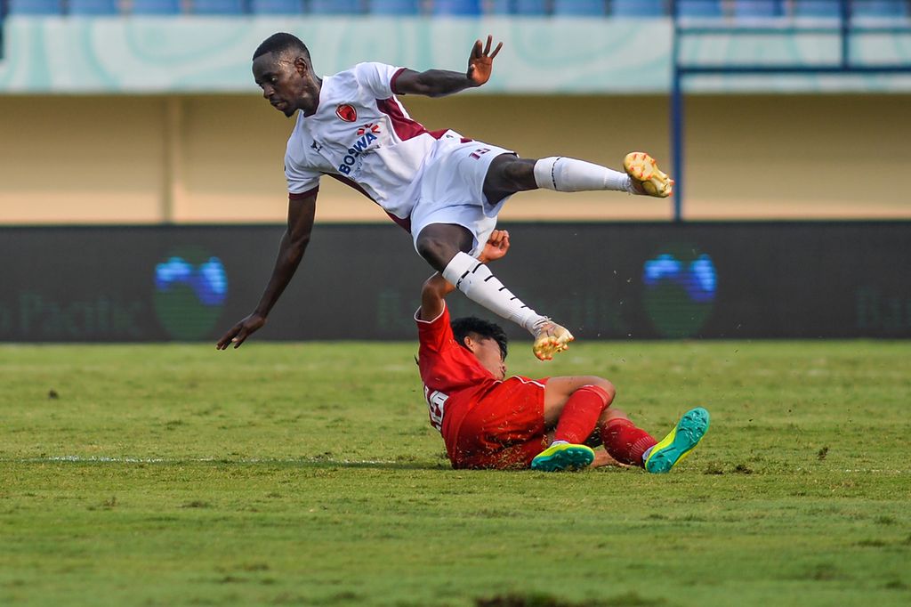 Pemain Borneo, FC Dwiky Aris (bawah), melakukan tekel kepada pemain PSM Makassar, Latyr Fall (atas), pada pertandingan pertama Grup A Piala Presiden, di Stadion Si Jalak Harupat, Kabupaten Bandung, Jawa Barat, Kamis (25/7/2024). 