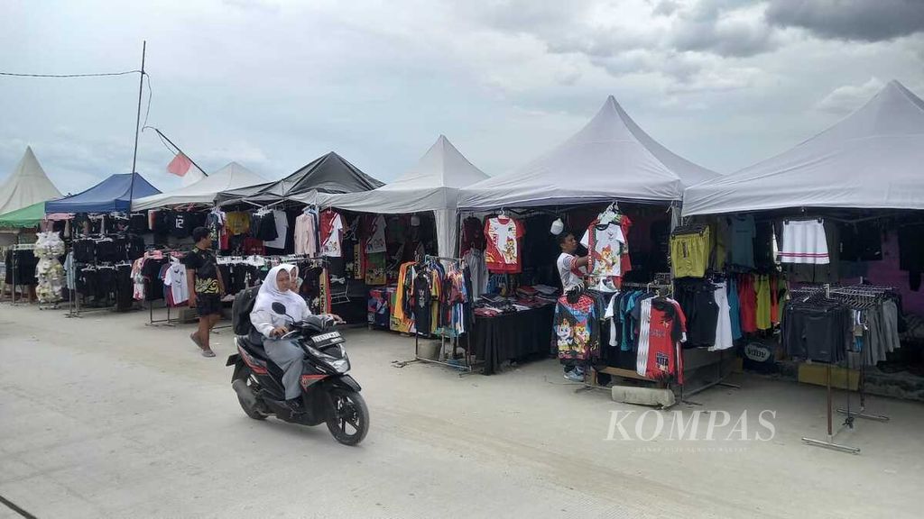 Para pedagang berjualan di sekitar Stadion Madya Atletik Sumut Sport Center, Deli Serdang, Sumatera Utara, Selasa (17/9/2024). Penyelenggaraan pekan olahraga nasional (PON) menambah penghasilan masyarakat.