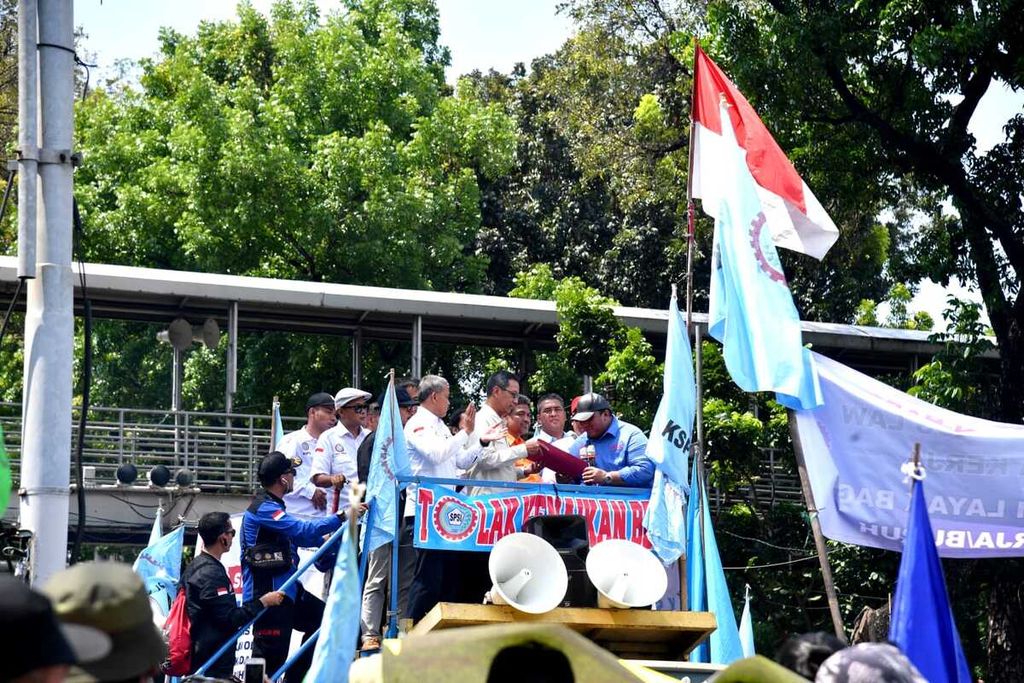 Kepala Sekretariat Presiden Heru Budi Hartono menerima aspirasi dari Konfederasi Serikat Pekerja Seluruh Indonesia. Para buruh berunjuk rasa di Silang Monas, Jakarta, Senin (12/9/2022).