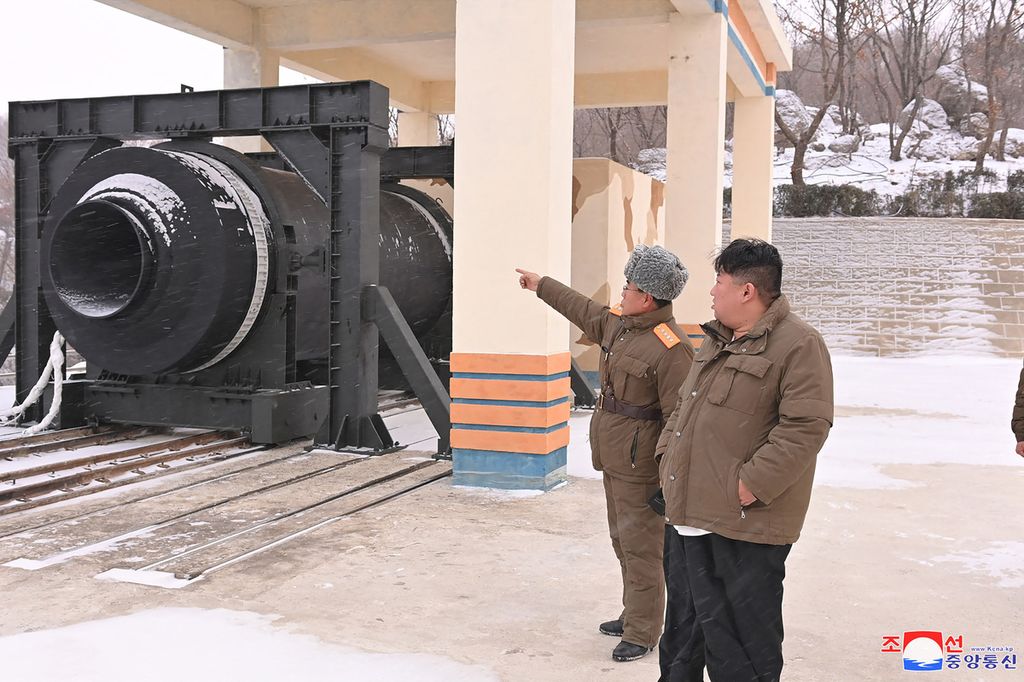Dalam foto yang direkam pada 15 Desember 2022 ini, Pemimpin Korea Utara Kim Jong Un memeriksa roket di kompleks antariksa Saikai, Pyongyang. 