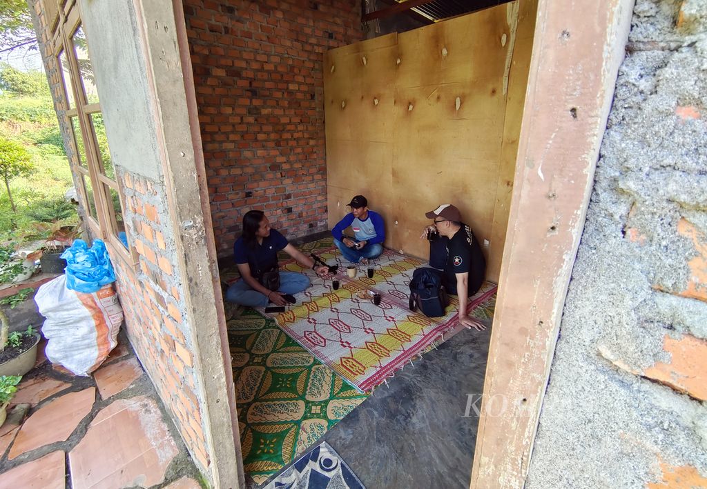 Petani penggarap kebun orang lain, Andi Purnawansyah, menjamu tamu dengan minum kopi di kediaman mereka di kawasan Jagalan, Bangun Jaya, Pagar Alam Utara, Kota Pagar Alam, Sumatera Selatan, Minggu (7/7/2024). 