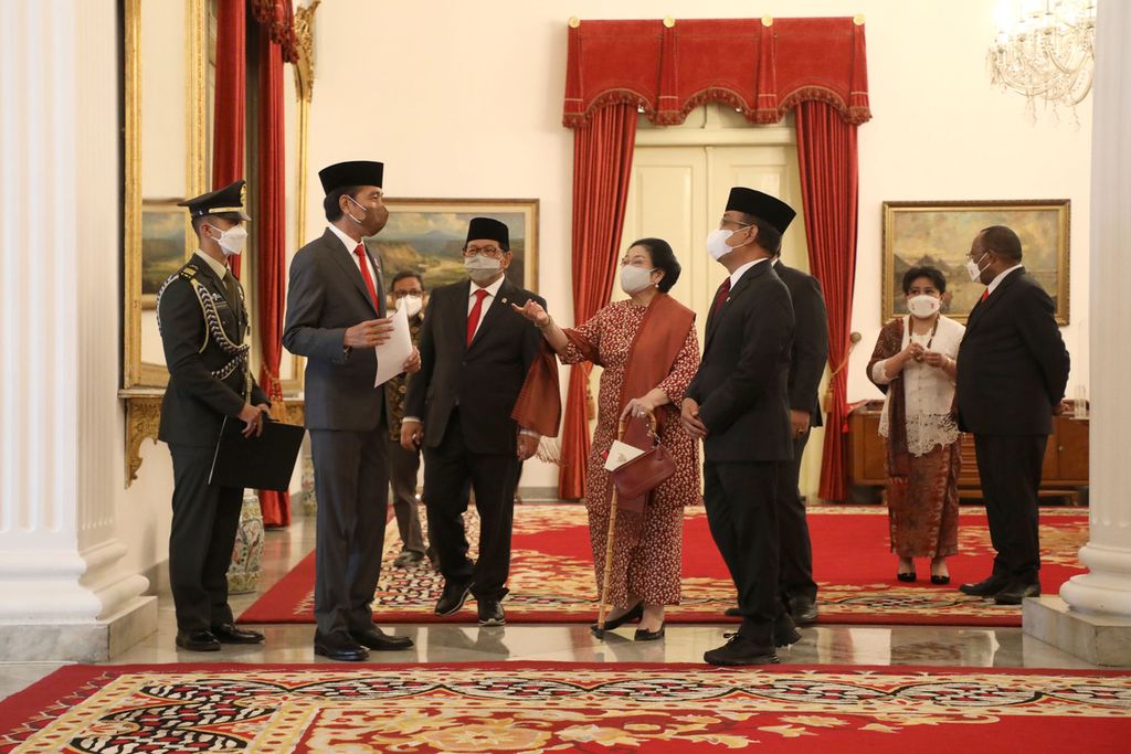 Presiden Joko Widodo berbincang dengan Presiden ke-5 Megawati Soekarno Putri seusai pelantikan dua menteri dan tiga wakil menteri di Istana Negara, Jakarta, Rabu (15/6/2022). Presiden melantik Zulkifli Hasan menjadi Menteri Perdagangan, Hadi Tjahjanto menjadi Menteri Agraria dan Tata Ruang/Wakil Kepala Badan Pertanahan Nasional, Raja Juli Antoni menjadi Wakil Menteri ATR/BPN, Wempi Watimpo menjadi Wakil Menteri Dalam Negeri, dan Afriansyah Noor menjadi Wakil Menteri Tenaga Kerja.