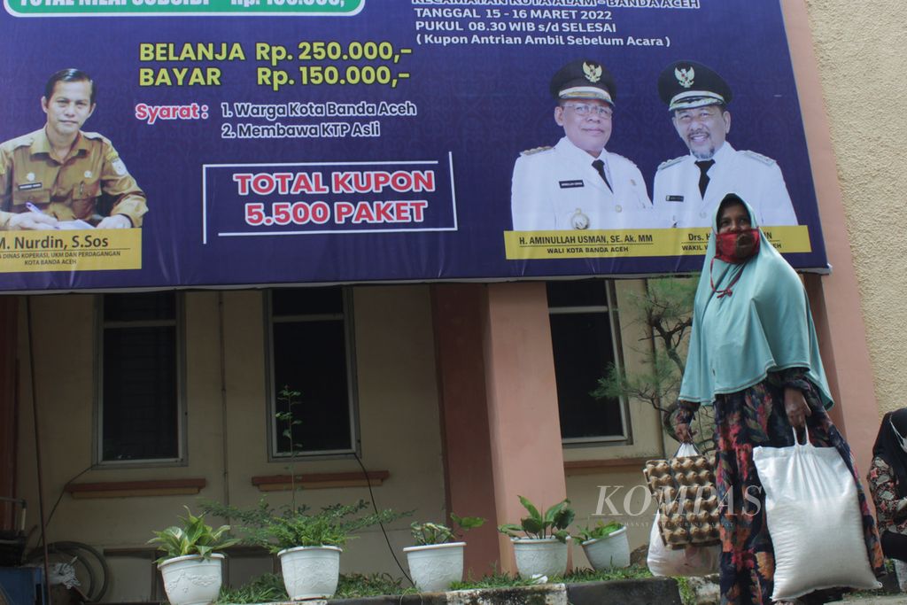 Seorang warga membeli sembako di pasar murah yang digelar Pemko Banda Aceh, Provinsi Aceh, Kamis (17/3/2022). Pemko Banda Aceh menyediakan 5.500 paket sembako dengan subsidi Rp 100.000 per paket. Operasi pasar tersebut upaya pemerintah untuk mengendalikan harga sembako di pasaran.