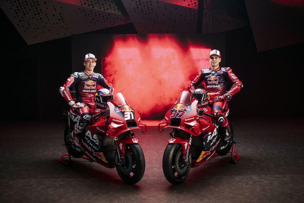 Pedro Acosta (31) dan Augusto Fernandez (37) akan memacu motor spesifikasi terkini KTM RC16 dalam persaingan MotoGP 2024 bersama tim Red Bull Gasgas Tech3. Skuad tim dan tampilan motor baru diluncurkan pada Senin (29/1/2024).