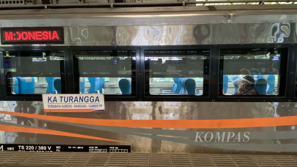 Penumpang KA Turangga menunggu keberangkatan dari Stasiun Besar Gambir, Jakarta. PT Kereta Api Indonesia kembali mengoperasikan KA Turangga tujuan Gambir-Bandung-Surabaya Gubeng dari Stasiun Besar Gambir, Jumat (3/7/2020). 