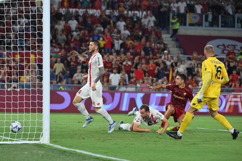 Penyerang AS Roma, Paulo Dybala (kedua kanan), mencetak gol keduanya ke gawang Monza pada laga Liga Italia di Stadion Olimpico, Roma, Rabu (31/8/2022) dini hari WIB. Roma menang, 3-0, pada laga itu.