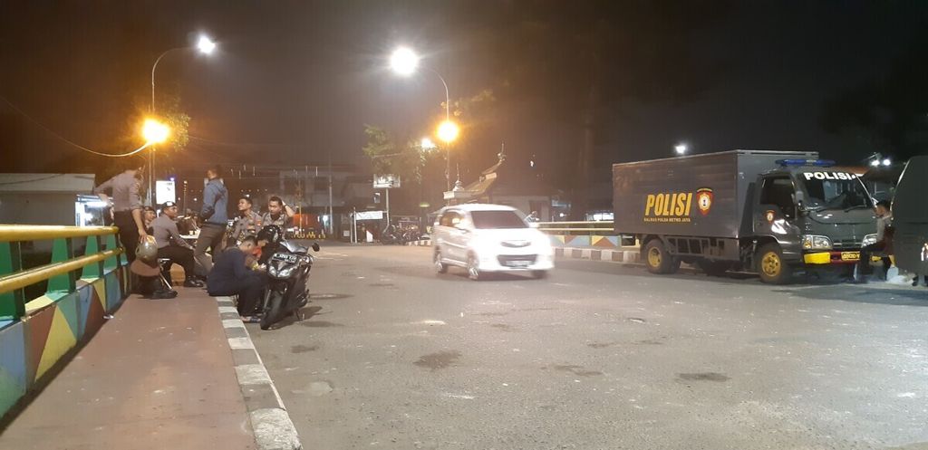 Lokasi tawuran di Jalan Menteng Tenggulun, Menteng, Jakarta Pusat, Minggu (6/1/2019) malam. Terjadi tawuran antardua kelompok warga di jalan itu.