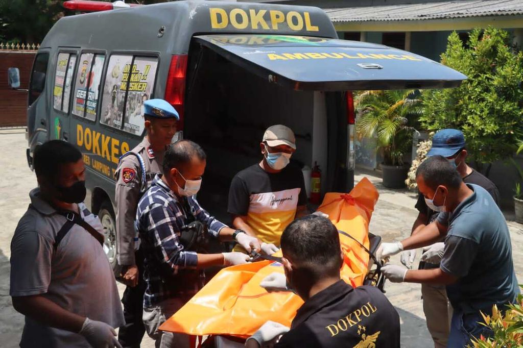 Petugas mengevakuasi jasad Briptu Singgih Abdi Hidayat (28), anggota Kepolisian Resor Lampung Tengah, yang ditemukan meninggal di kamar sebuah losmen di Kampung Setia Bakti, Seputih Banyak, Lampung Tengah, Lampung, Sabtu (23/3/2024). 