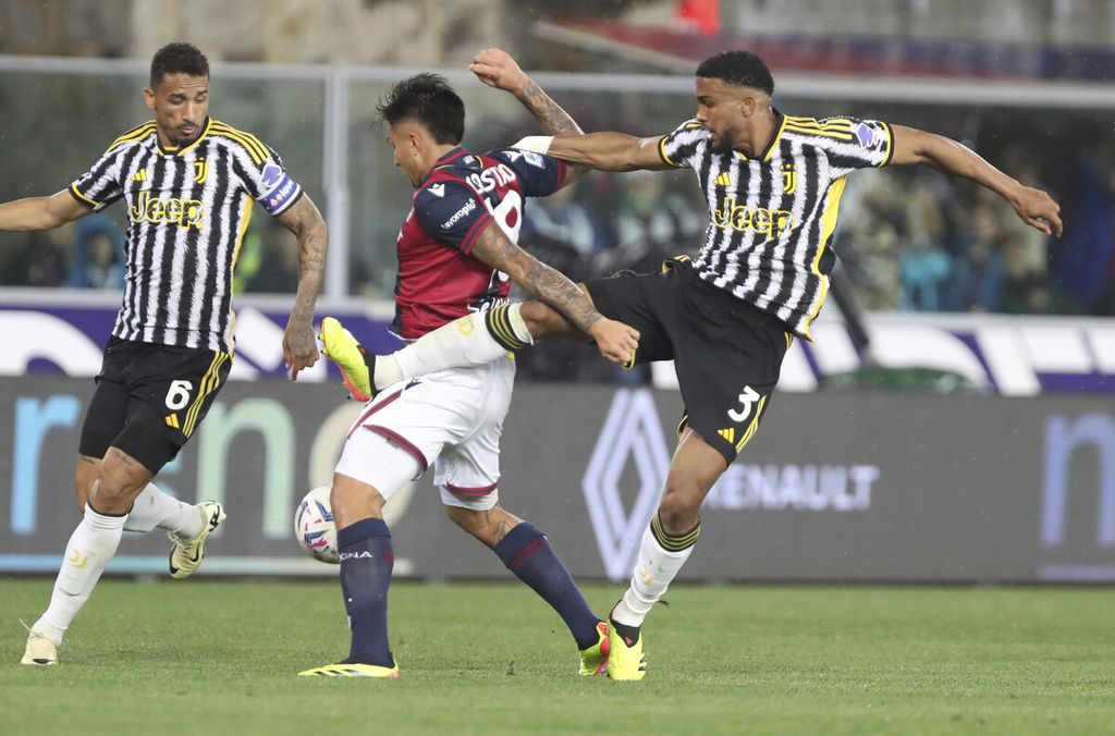 Pemain Juventus, Bremer (kanan), dan pemain Bologna, Santiago Castro (tengah), berebut bola dalam pertandingan Liga Italia antara Bologna dan Juventus di Stadion Renato Dall'Ara, Bologna, Selasa (21/5/2024) dini hari WIB. 