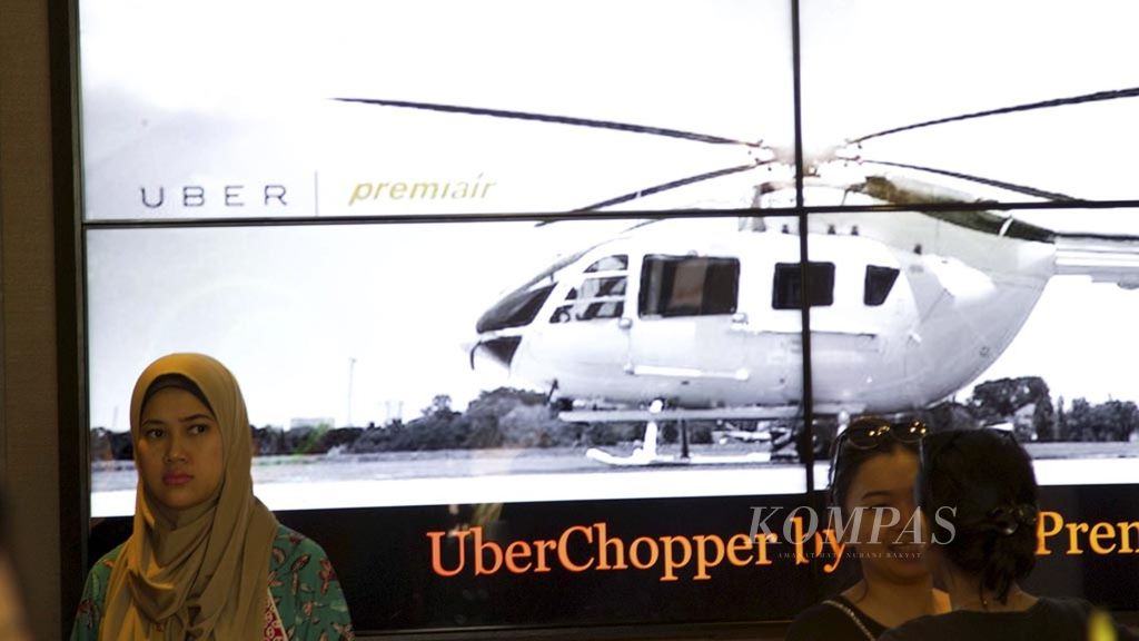 Ruang tunggu pengguna jasa layanan helikopter melalui aplikasi Uber yang bekerja sama dengan PremiAir di Bandara Halim Perdanakusuma, Jakarta Timur, Jumat (20/11/2015). Jasa layanan transportasi udara itu juga hadir di Bali.