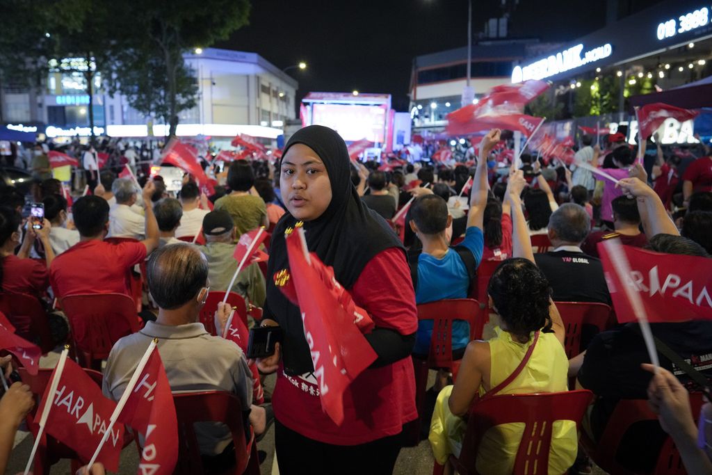 Sukarelawan Pakatan Harapan berkumpul pada saat kampanye di ruang terbuka di Kuala Lumpur, Malaysia, Rabu (16/11/2022). Para calon pemilih berharap ada perbaikan situasi ekonomi dan kesejahteraan oleh pemerintahan yang baru nanti.