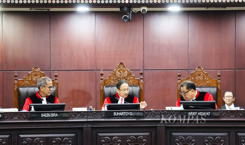 Hakim Konstitusi Suhartoyo (tengah) berdiskusi dengan Hakim Konstitusi Arief Hidayat dan Saldi Isra saat sidang perkara perselisihan hasil pemilihan umum (PHPU) pemilihan presiden dalam Pemilu 2024 di Mahkamah Konstitusi, Jakarta, Kamis (28/3/2024). 