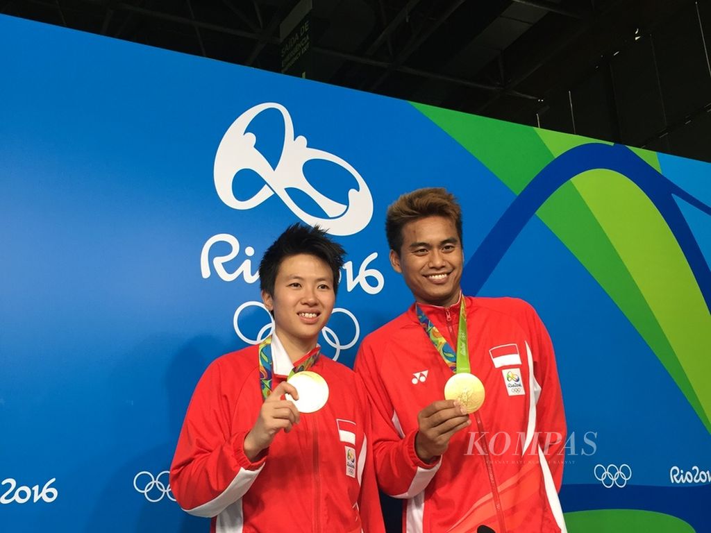 Tontowi Ahmad/Liliyana Natsir dalam acara konferensi pers setelah meraih medali emas bulu tangkis ganda campuran Olimpiade Rio de Janeiro 2016. 