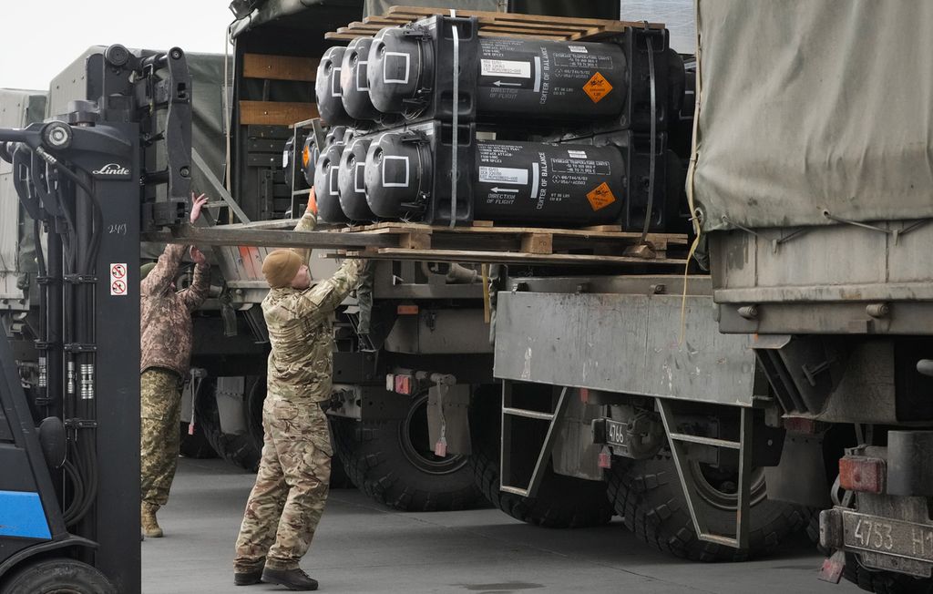 Rudal buatan Amerika Serikat, Javelin, tiba di Bandara Boryspil, Ukraina, 11 Februari 2022. Sejak 2019, AS telah mengirimkan banyak rudal antitank itu untuk membantu pertahanan Ukraina.