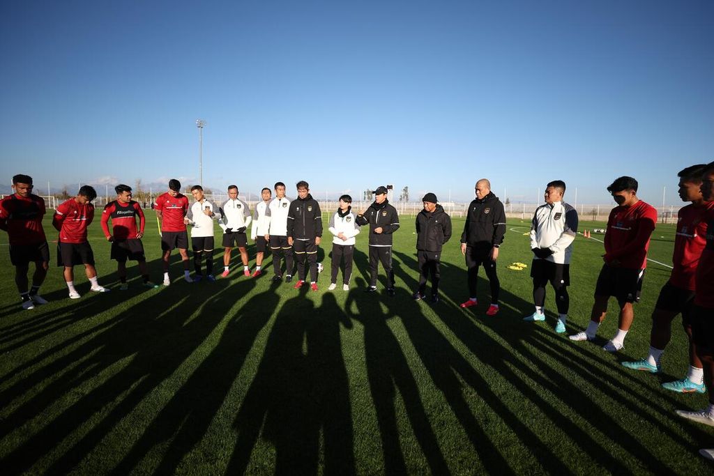 Indonesia coach Shin Tae-yong (center, wearing a hat) gave instructions to his players during a training session ahead of the 2023 Asia Cup on Monday (25/12/2023) in Antalya, Turkey.