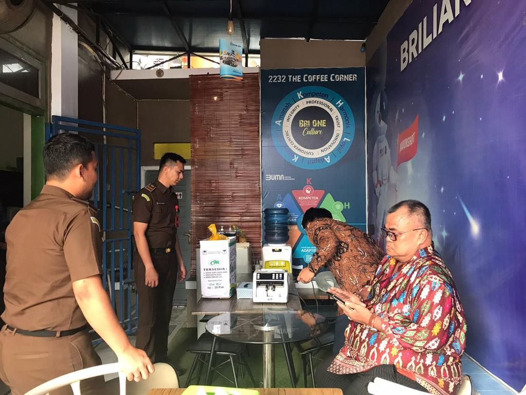 Petugas dari Kejaksaan Negeri Lamandau, Kalimantan Tengah, menyiapkan peralatan untuk menghitung uang yang diduga jadi kerugian negara dalam dugaan tindak pidana korupsi proyek Sumber Air Bersih (SAB) Desa Kahingai, Kamis (1/12/2022).