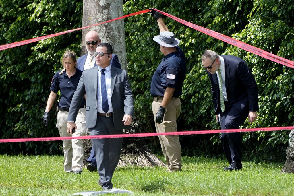 Petugas penegak hukum bekerja di luar Trump International Golf Club setelah upaya pembunuhan calon presiden dari Partai Republik dan mantan Presiden Donald Trump, Senin (16/9/2024), di West Palm Beach, Florida, Amerika Serikat. 