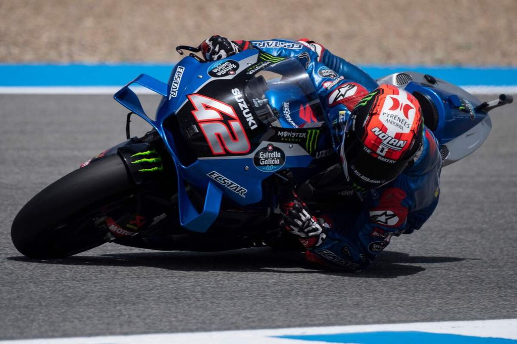 Pebalap tim Suzuki Alex Rins memacu motornya pada sesi latihan bebas pertama MotoGP Spanyol di Sirkuit Jerez, Jumat (29/4/2022). 