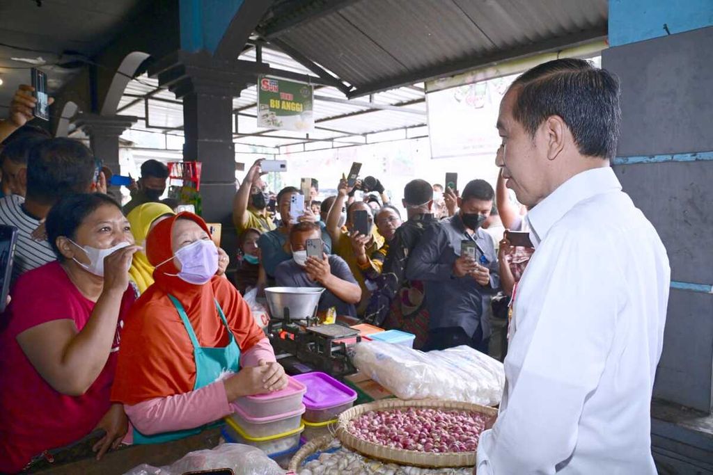 Dalam kunjungan kerja di Provinsi Jawa Tengah, 21 November 2022, Presiden Joko Widodo mengunjungi Pasar Malang Jiwan Colomadu, Kabupaten Karanganyar. Menurut Presiden, kegiatan kunjungan ke pasar rutin dilakukan untuk mengetahui harga-harga barang di pasar.