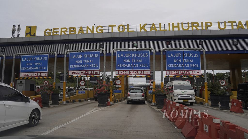 Lalu lintas ramai lancar di Gerbang Tol Kalihurip Utama 2, Cikampek, Karawang, Jawa Barat, Senin (21/12/2020). 