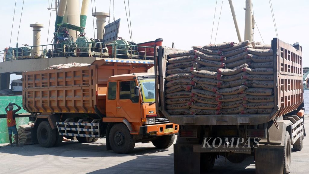 Truk-truk antre untuk bongkar muat semen di Pelabuhan Trisakti, Banjarmasin, Kalimantan Selatan, menjelang Lebaran, Rabu (19/4/2023). 