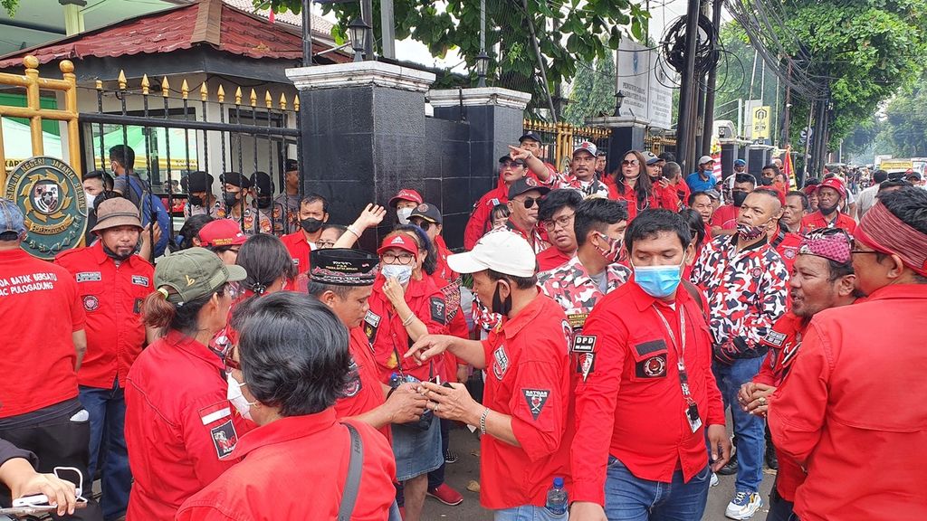 Sekelompok orang yang mengatasnamakan Persatuan Batak Bersatu datang bergerombol dengan seragam serba merah ke Pengadilan Negeri Jakarta Selatan, Senin (17/10/2022), untuk mengawal keadilan bagi Brigadir J dalam sidang pembunuhan berencana yang dilakukan Ferdy Sambo.