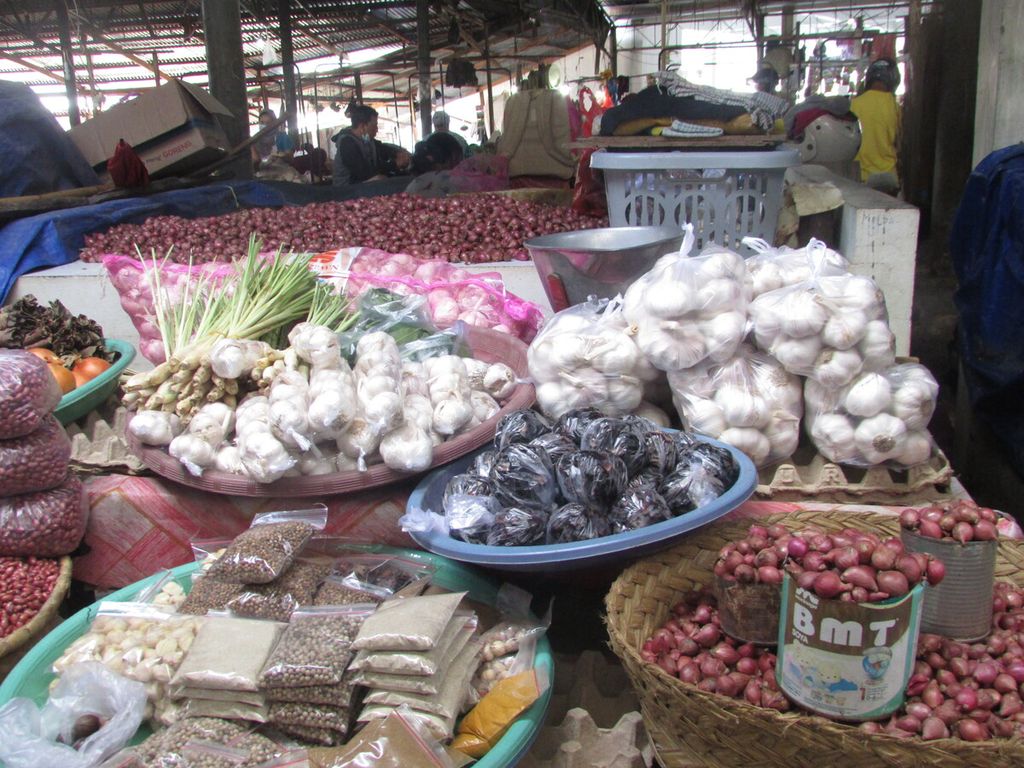 Harga bumbu dapur mengalami kenaikan, seperti bawang putih naik dari Rp 30.000 menjadi Rp 40.000 dan bawang merah dari Rp 30.000 menjadi Rp 35.000 per kg, Minggu (28/3/2021). 
