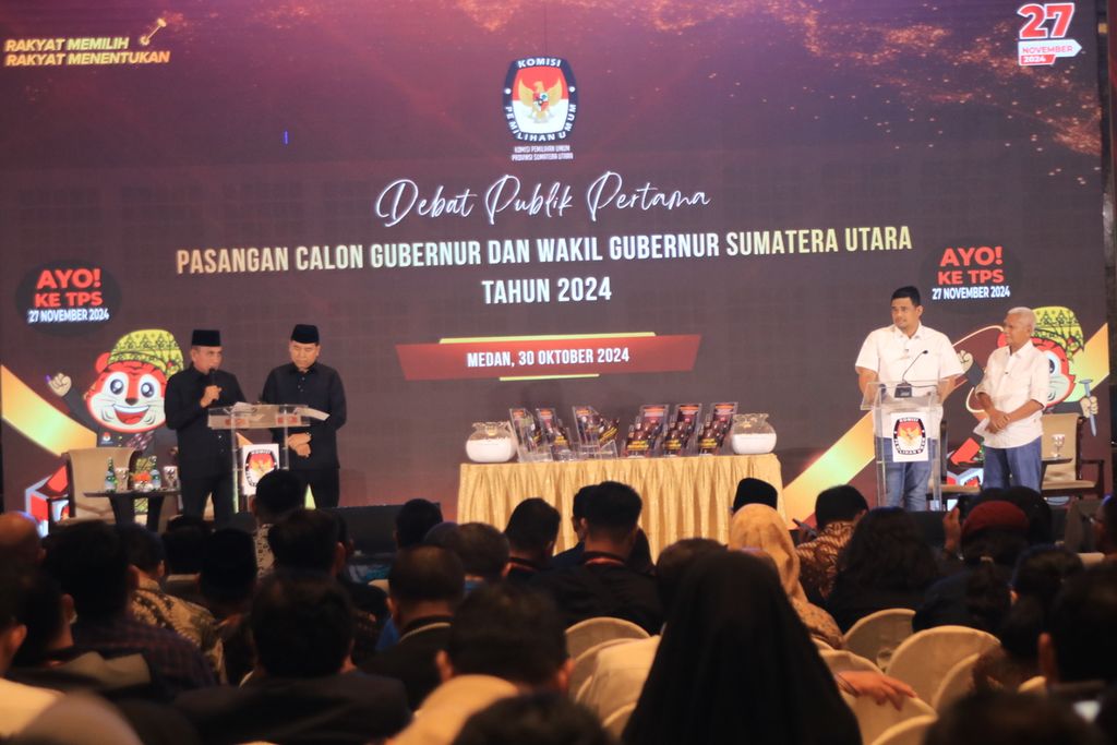 Pasangan Edy Rahmayadi dan Hasan Basri Sagala serta Bobby Afif Nasution dan Surya mengikuti debat publik pertama calon gubernur dan wakil gubernur Sumatera Utara yang digelar di Hotel Grand Mercure, Medan, Rabu (30/10/2024) malam. 