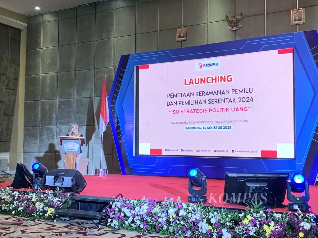 Anggota Bawaslu, Lolly Suhenty, memberikan sambutan dalam acara peluncuran "Pemetaan Kerawanan Pemilu dan Pemilihan Serentak 2024: Isu Strategis Politik Uang" di Bandung, Jawa Barat, Minggu (13/8/2023).