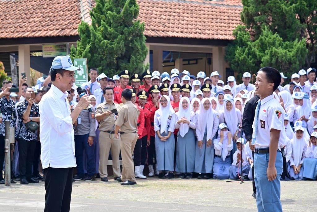 Di tengah siang yang terik, kehadiran Presiden Joko Widodo mampu membawa kebahagiaan bagi para siswa SMKN 1 Kedungwuni, Kabupaten Pekalongan, Jawa Tengah. Hal tersebut terlihat saat Presiden Jokowi berdialog dengan para siswa di tengah lapangan sekolah, Rabu, 13 Desember 2023.