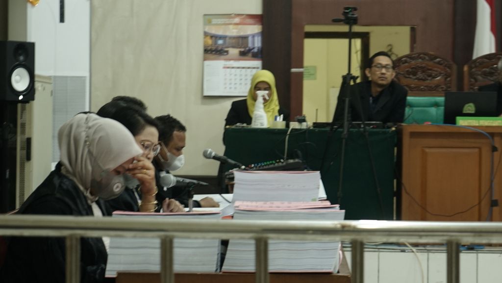 Tim jaksa penuntut umum dari Kejaksaan Agung dan Kejaksaan Tinggi Sumatera Selatan membacakan tuntutan untuk empat terdakwa kasus korupsi PDPDE dan Pembangunan Masjid Raya Sriwijaya, Rabu (25/5/2022), di Pangadilan Tindak Pidana Korupsi Palembang.
