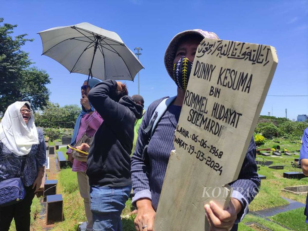 Nisan kayu Donny Kesuma dibawa sebelum aktor itu dimakamkan di TPU Tanah Kusir, Jakarta, Rabu (20/3/2024).