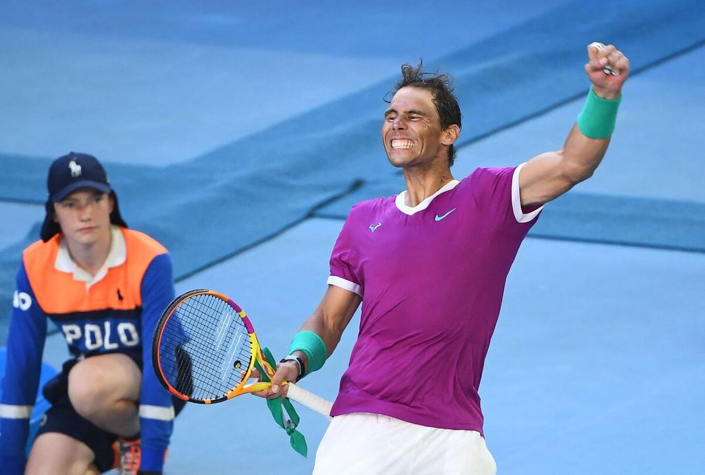 Petenis Spanyol, Rafael Nadal, meluapkan kegembiraan setelah memastikan lolos ke semifinal Australia Terbuka. Pada laga perempat final, Nadal mengalahkan petenis muda Kanada, Denis Shapovalov, di Melbourne, Australia, Selasa (25/1/2022).