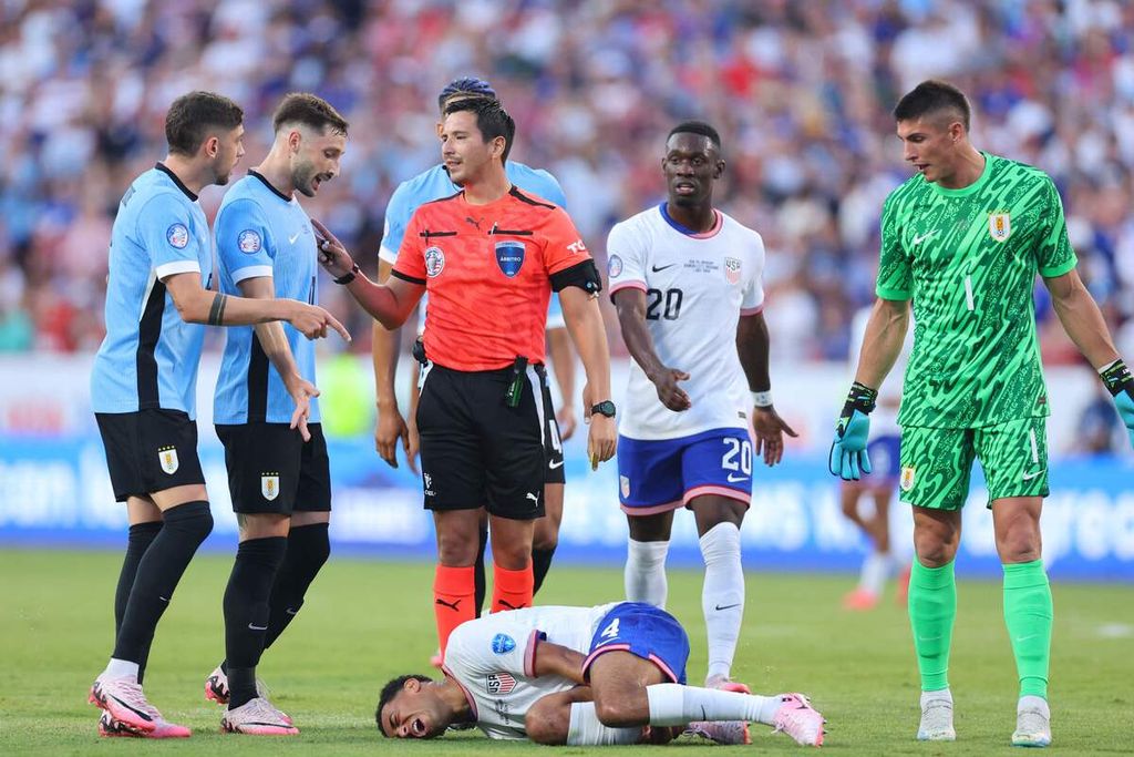 Tyler Adams dari Amerika Serikat terbaring di lapangan setelah mengalami cedera saat pertandingan Grup C CONMEBOL Copa America 2024 antara Amerika Serikat dan Uruguay di GEHA Field di Arrowhead Stadium pada Senin (1/7/2024) di Kansas City, Missouri.